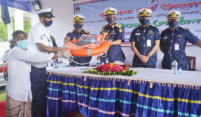 জেলেদের হাতে সু-রক্ষার উপকরণ তুলে দিলেন কোস্টগার্ড মহাপরিচালক