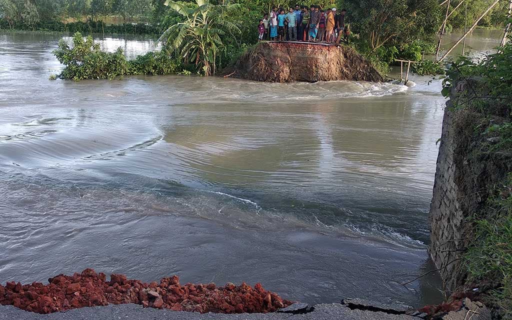 বন্যার পানির স্রোতে কেড়ে নিল শিশুর প্রাণ
