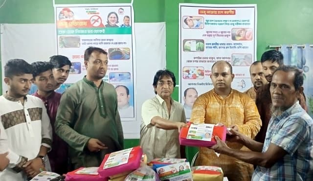 ডেঙ্গু প্রতিরোধে পিরোজপুরে মশারি ও কয়েল বিতরণ