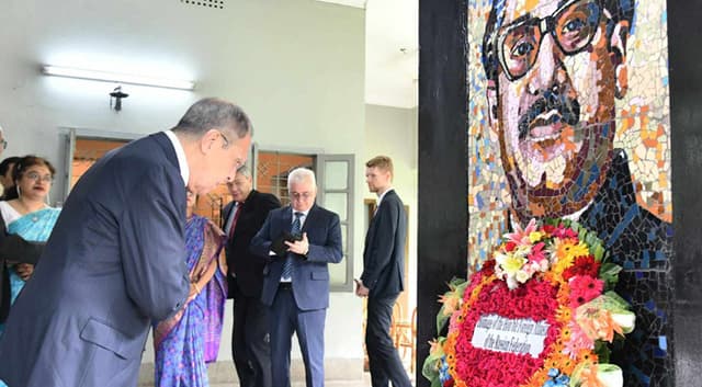 বঙ্গবন্ধুর প্রতিকৃতিতে রুশ পররাষ্ট্রমন্ত্রীর শ্রদ্ধা