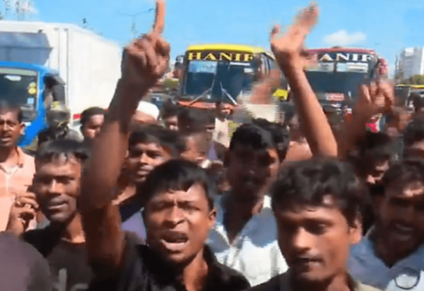 চট্টগ্রাম-কক্সবাজার মহাসড়কে যান চলাচল বন্ধ: পরিবহন শ্রমিকদের বিক্ষোভ