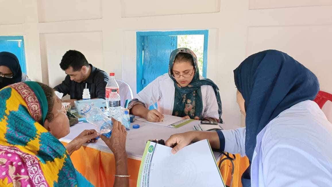দেবীদ্বারে বন্যার্তদের বিনামূল্যে চিকিৎসা দিলেন ময়নামতি জেনারেল হাসপাতাল