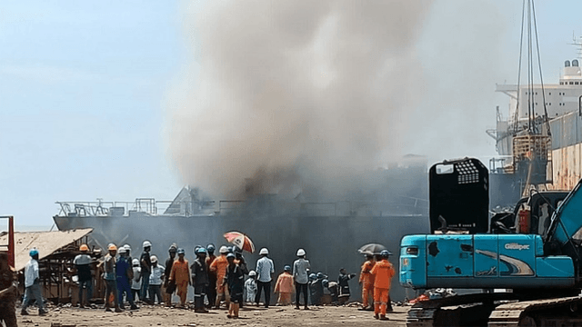 শিপইয়ার্ড বিস্ফোরণে দগ্ধ একজনের মৃত্যু, বাঁচার লড়াইয়ে সাতজন