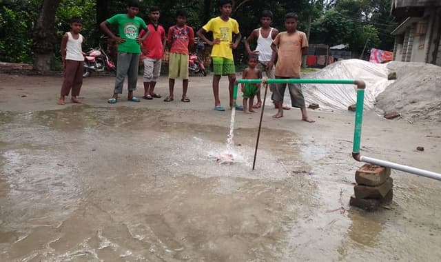 টিউবওয়েল থেকে বেরোচ্ছে ফুটন্ত পানি, দর্শনার্থীর ভিড়
