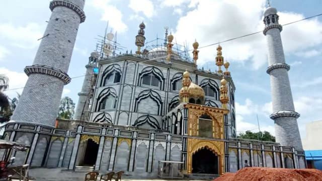 নবাবগঞ্জে নির্মিত হচ্ছে দৃষ্টিনন্দন মসজিদ