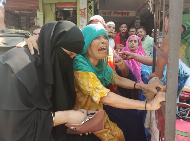 সড়কে প্রাণ গেল স্কুল শিক্ষিকা দাদী ও নাতীর