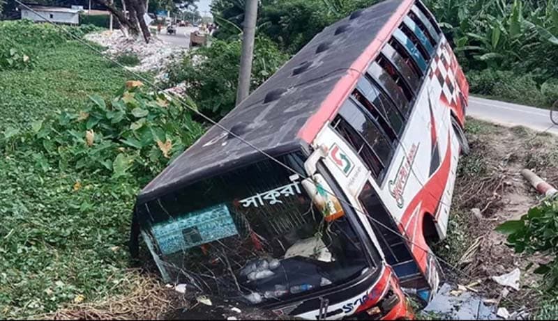 খাদে পড়ল দ্রুতগতির সাকুরা বাস