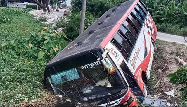 খাদে পড়ল দ্রুতগতির সাকুরা বাস