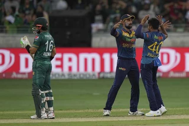 পাকিস্তানকে ‘হেসেখেলে’ হারালো শ্রীলঙ্কা