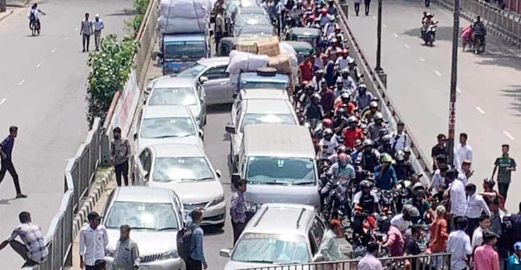 কারিগরি শিক্ষার্থীদের তেজগাঁও সড়ক অবরোধ, রাস্তায় তীব্র যানজট