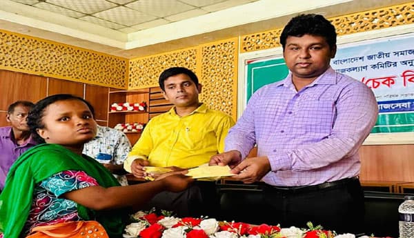 হিলিতে শিক্ষা সহায়তার চেক পেলেন ১১৩ আদিবাসী শিক্ষার্থী