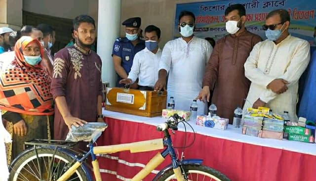 হিলি কিশোর-কিশোরী ক্লাবে বাইসাইকেলসহ শিক্ষা সামগ্রী বিতরণ