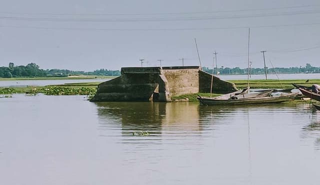 আজবপুরে আজব সেতু ! কাজে আসছে না জনগণের
