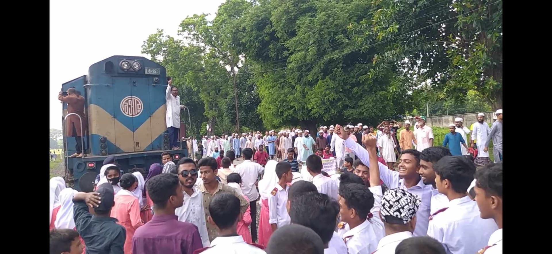 হিলি রেলস্টেশনের আধুনিকায়ন ও সকল ট্রেনের যাত্রা বিরতির দাবিতে মানববন্ধন