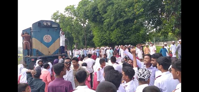 হিলি রেলস্টেশনের আধুনিকায়ন ও সকল ট্রেনের যাত্রা বিরতির দাবিতে মানববন্ধন