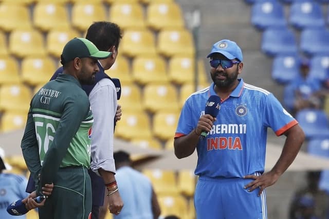 টস জিতে ভারতকে ব্যাটিংয়ে পাঠাল পাকিস্তান