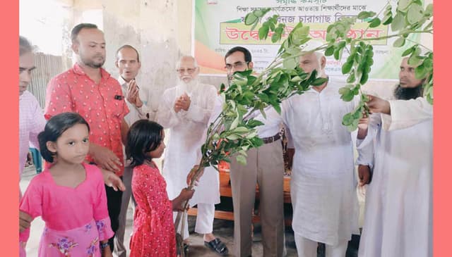 পাথরঘাটায় ১৭৯০ শিক্ষার্থী পেল ফলজ ও বনজ গাছের চারা