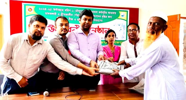 হিলিতে প্রান্তিক কৃষকদের মাঝে বীজ ও সার বিতরণ