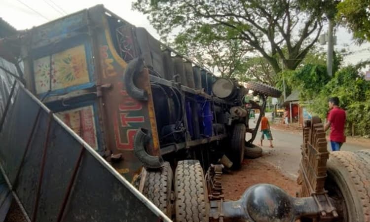 মহাসড়কে ট্রাকচাপায় রিকশাচালকসহ দুই যাত্রী নিহত