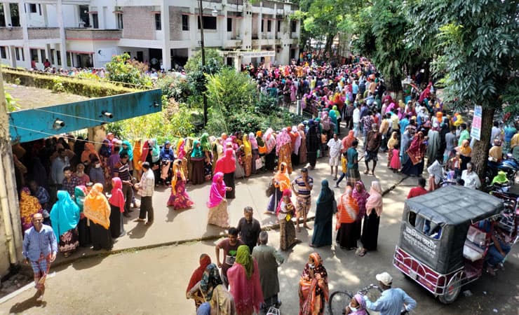 ভূরুঙ্গামারীতে টিকা নিতে উপচে পড়া ভিড়