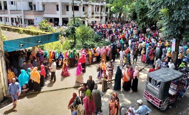 ভূরুঙ্গামারীতে টিকা নিতে উপচে পড়া ভিড়