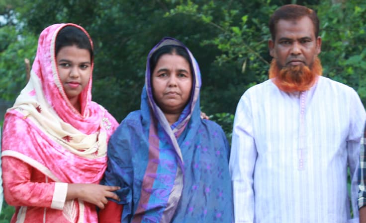 বিসিএসে উত্তীর্ণ হওয়ায় ধামইরহাটে কৃষক পরিবারের আনন্দ