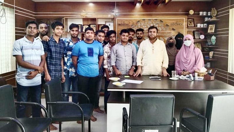 বিশ্বঃ পরীক্ষার্থীদের যাতায়াত খরচ দিলেন চেয়ারম্যান মোস্তফা মুন্সী