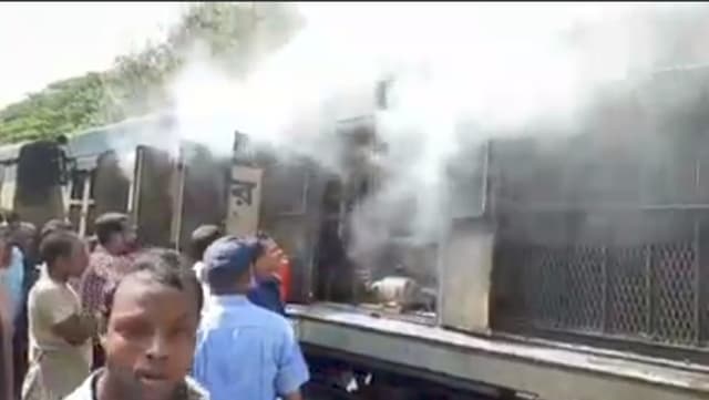 লালপুরের আব্দুলপুরে উত্তরা এক্সপ্রেস ট্রেনের ইঞ্জিনে আগুন