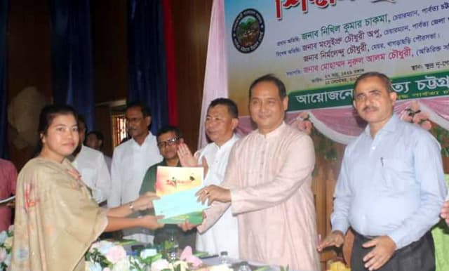 খাগড়াছড়িতে ৭৩৭ শিক্ষার্থীদের মাঝে শিক্ষাবৃত্তি বিতরণ
