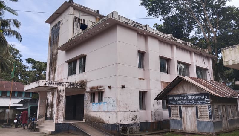 ঘুষ দুর্নীতির আখড়া রাজাপুর সাব-রেজিস্ট্রার অফিস!