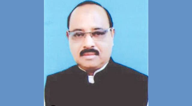 সাবেক মেয়র ঢাকায় বিমানবন্দরে আটক