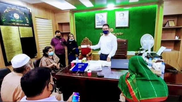 সরাইলে অসহায় মহিলাদের মাঝে চেক বিতরণ