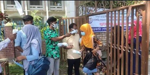 গোয়ালন্দে ছাত্রলীগের মাস্ক, হ্যানসেনিটাইজার বিতরণ
