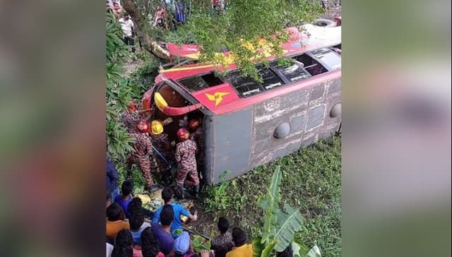নিয়ন্ত্রণ হারিয়ে যাত্রীবাহী বাস খাদে, নিহত ৪