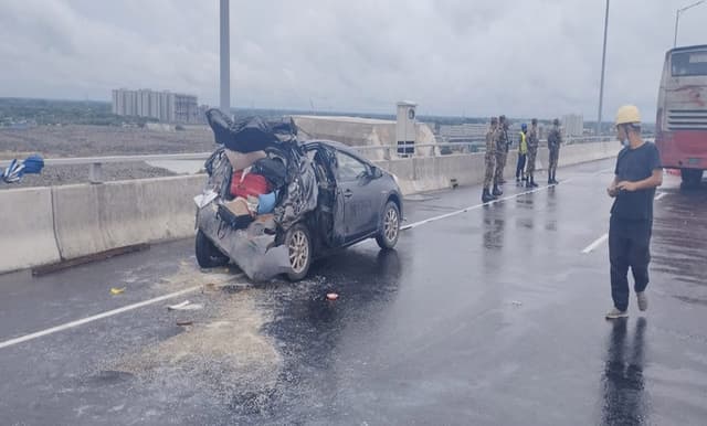 পদ্মা সেতুতে বাসের ধাক্কায় দুমড়েমুচড়ে গেল প্রাইভেটকার
