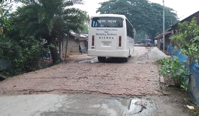 হিলি- ঘোড়াঘাট সড়কঃ সংস্কারের পরেও দুর্ভোগের শেষ নেই