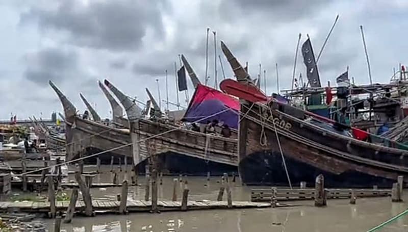 উত্তাল সমুদ্র, নিরাপদ আশ্রয়ে মাছধরা ট্রলার