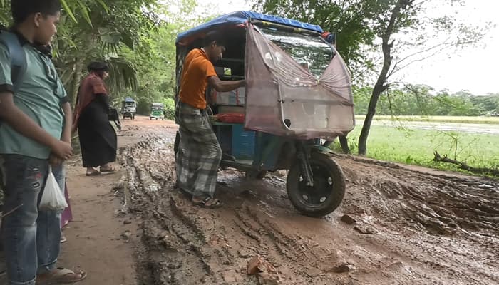বরগুনায় বেহাল সড়ক, দেখার কেউ নেই !
