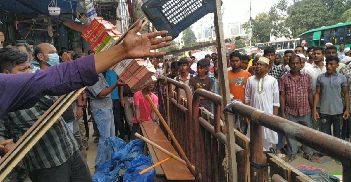 গুলিস্তানে উচ্ছেদ অভিযান শুরু হতেই হকারদের বিক্ষোভ