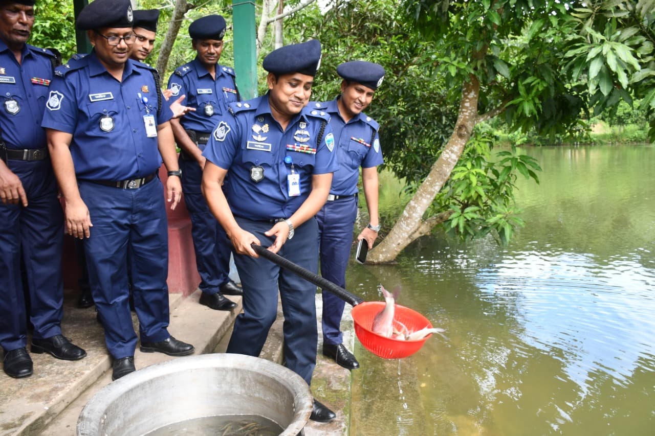 খাগড়াছড়ি পুলিশ লাইন্স পুকুরে মাছের পোনা অবমুক্ত