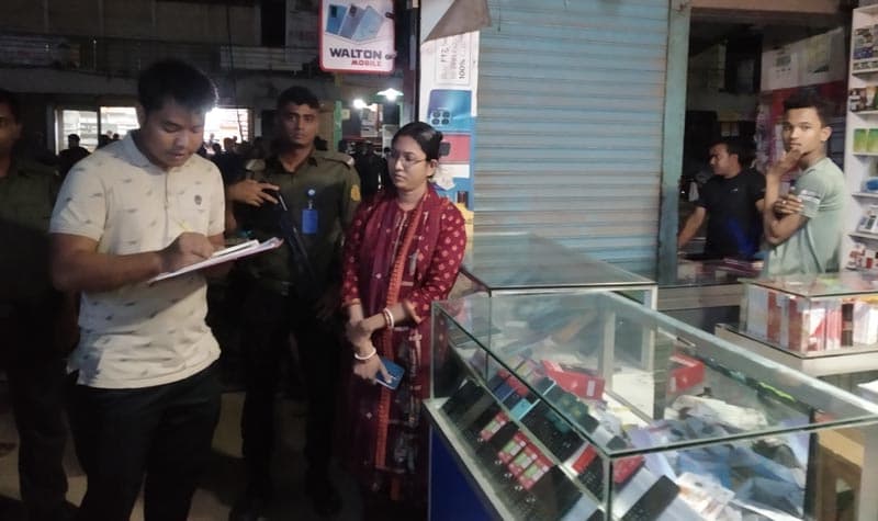 মাটিরাঙ্গায় রাত ৮পর দোকান খোলা রাখায় ১১দোকানিকে জরিমানা