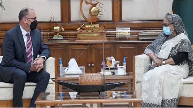 করোনা টিকাদানে যুক্তরাষ্ট্রের চেয়ে এগিয়ে বাংলাদেশ : মার্কিন রাষ্ট্রদূত
