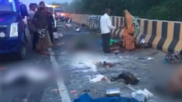 দাঁড়িয়ে থাকা যাত্রীবাহী বাসে ট্রাকের ধাক্কা, নিহত ১১