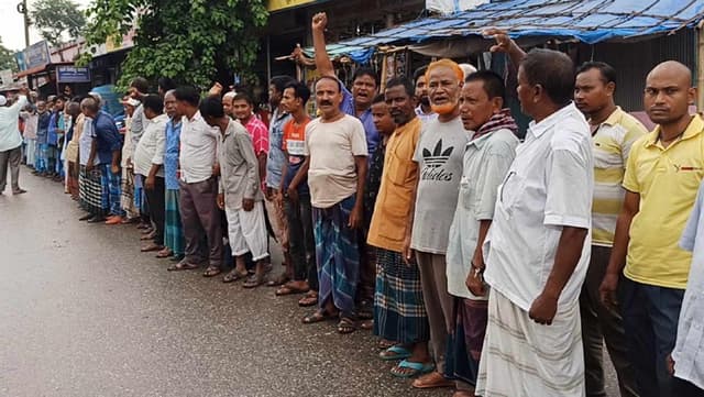ঠাকুরগাঁওয়ে ইউপি সদস্যের মুক্তির দাবিতে এলাকাবাসীর মানববন্ধন
