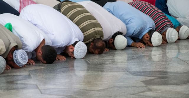 চোখ বন্ধ করে নামাজ আদায়ের বিধান কী?