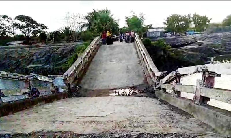 আশাশুনিতে দাপ্তরিক জটিলতা আটকে আছে ব্রীজ সংস্কার, চরম ভোগান্তি