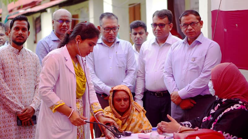 পিরোজপুরে আশ্রয়ন প্রকল্পে বিনামূল্যে স্বাস্থ্য ক্যাম্প