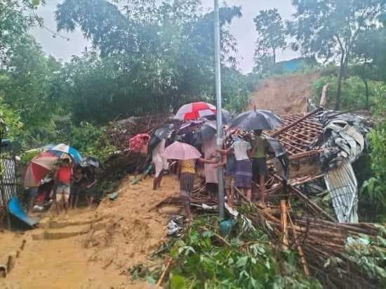 কক্সবাজারে পাহাড়ধসে মা-শিশুসহ নিহত ৬