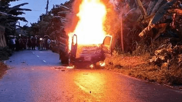 মাদারীপুরে গরুচোর সন্দেহে গণপিটুনি, পিকআপে আগুন