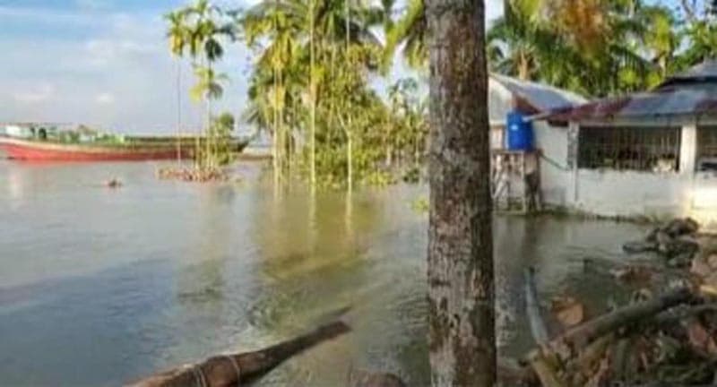বরিশালে নদীগর্ভে বিলীনের পথে জৈনপুরী বড় হুজুরের খানকা!